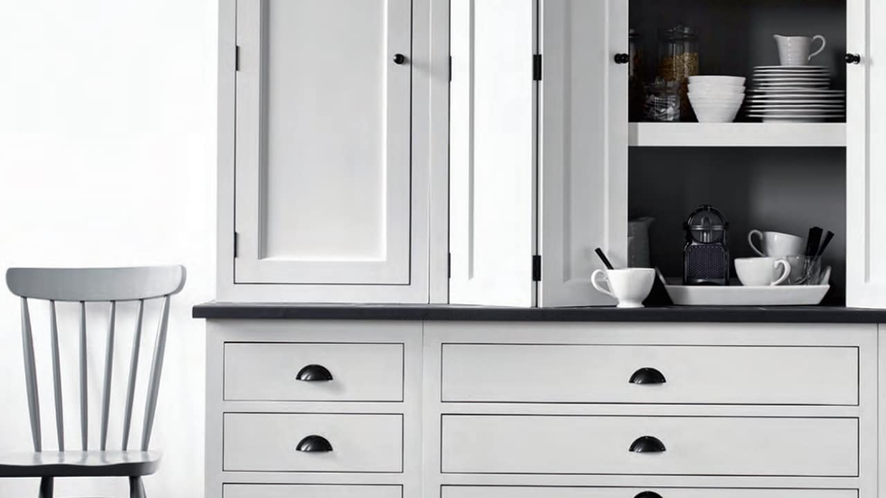 Henley kitchen cupboard in white.
